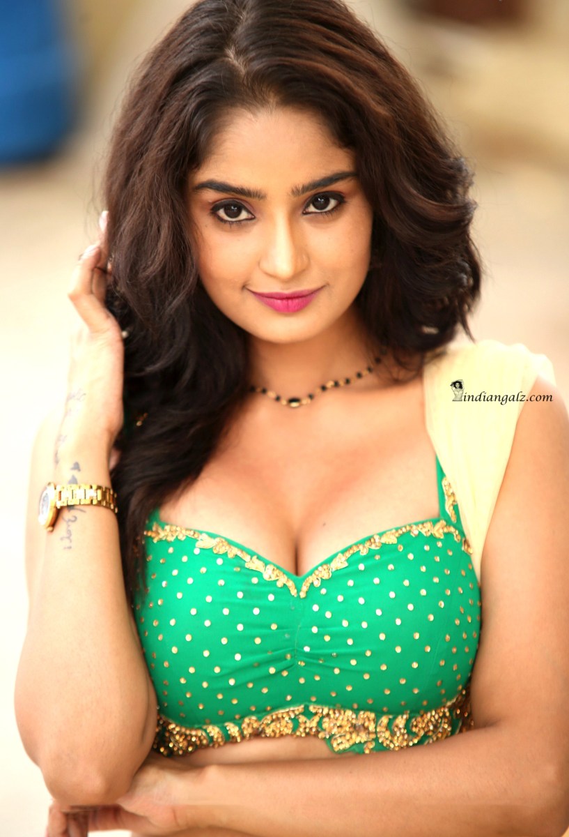 Nikitha Pawar – Smoking hot in green dress! 3