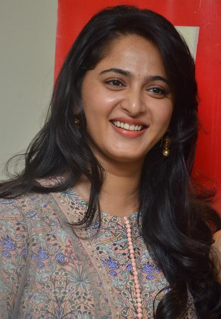 Glamorous Actress Anushka Shetty New Smiling Face Photos 1