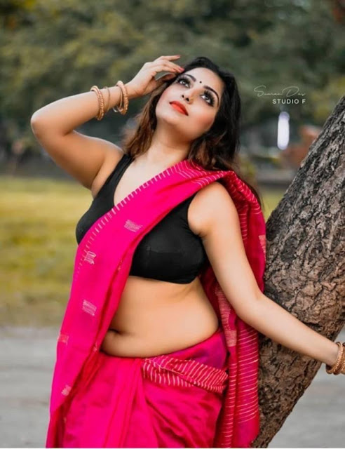 Model Model Hot Pics In Red Sleeveless Saree 15