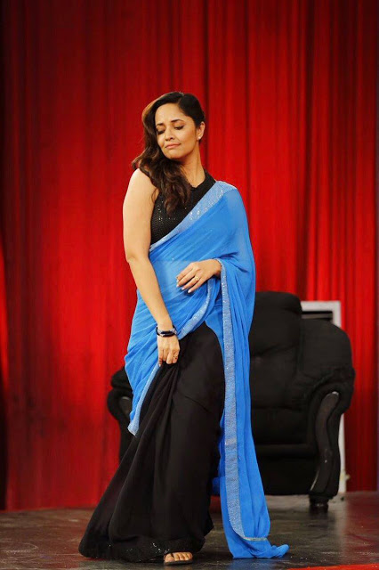 Hot TV Actress Anasuya Bharadwaj Long Hair pics In Blue Saree 1