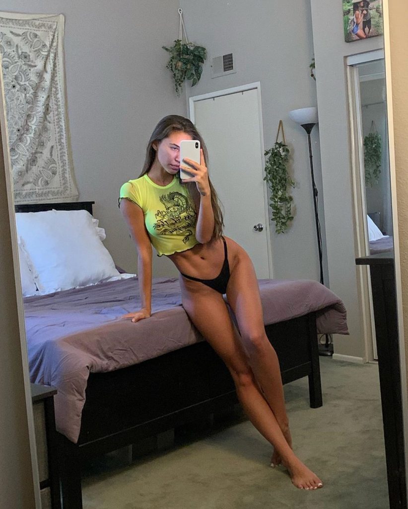 Brit Manuela Slim Bikini Body Selfie