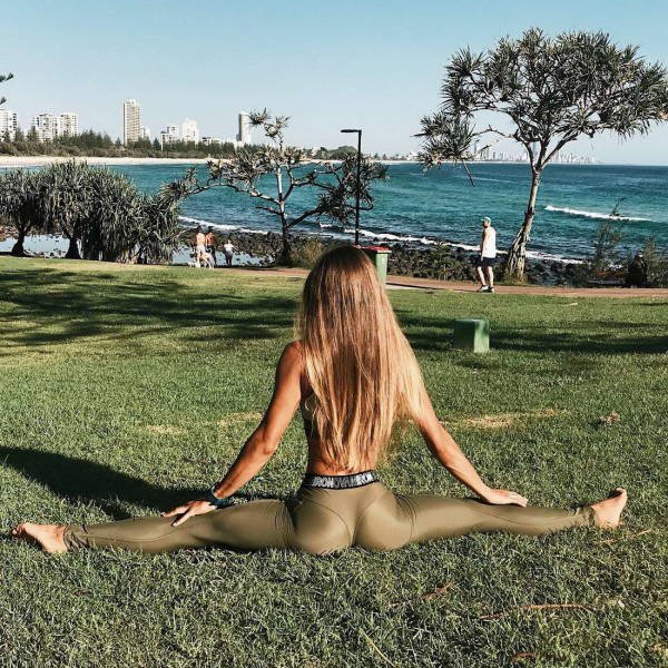 50 Sexy Girls In Yoga Pants 5