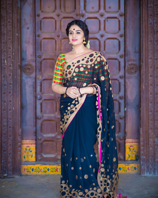 SreeMukhi Looking Beautiful In Saree 1