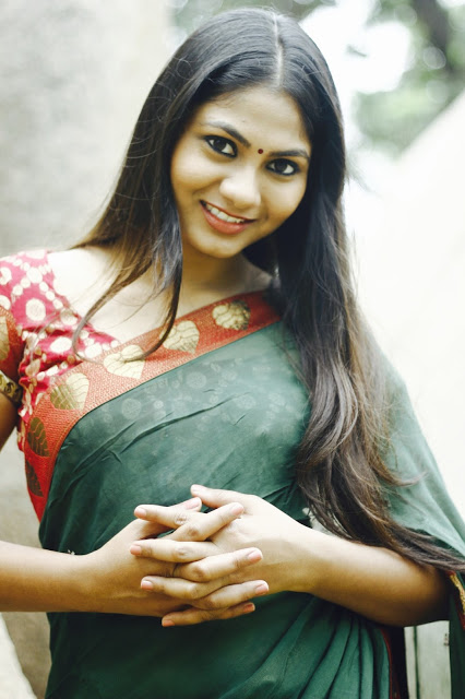 Telugu Actress Shruthi Reddy Hot Pics In Saree 21