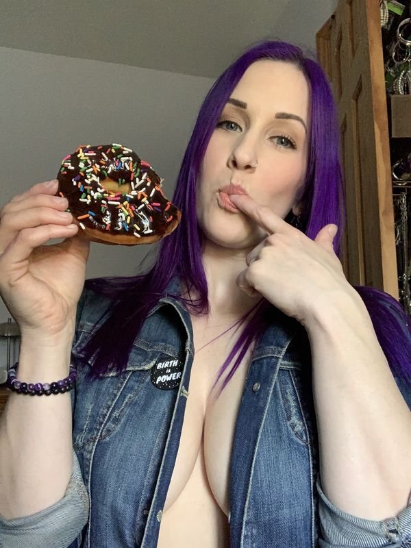 e18a6df2778c666f1c03f3d3db676155 width 600 Lets go nuts for Chivettes and Donuts! (60 Photos)