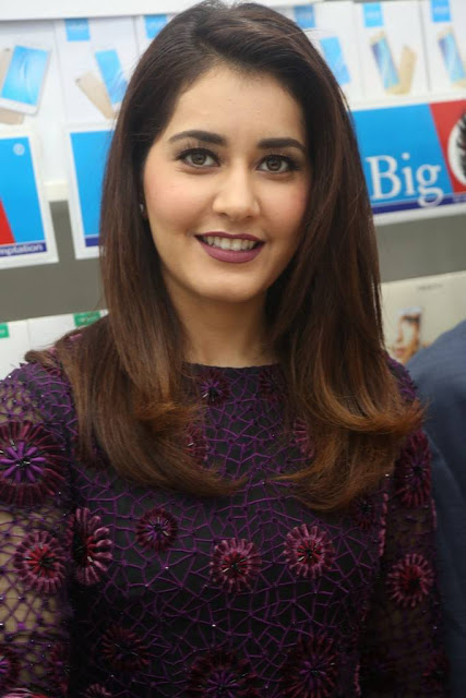 Raashi Khanna Stills At Big C Mobile Store Launch In Kukatpally 7