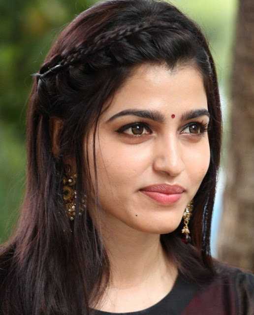 Actress Sai Dhanshika Closeup Smiling Photos 35