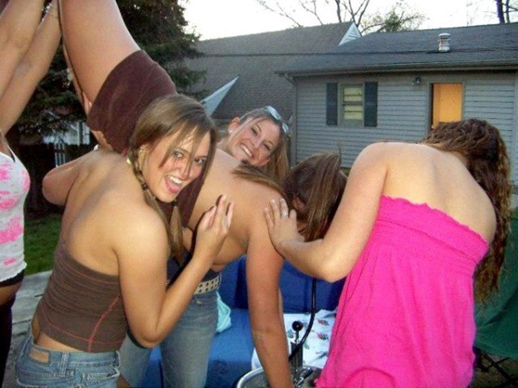 Who Doesn’t Love College Girls (40 Photos) 137