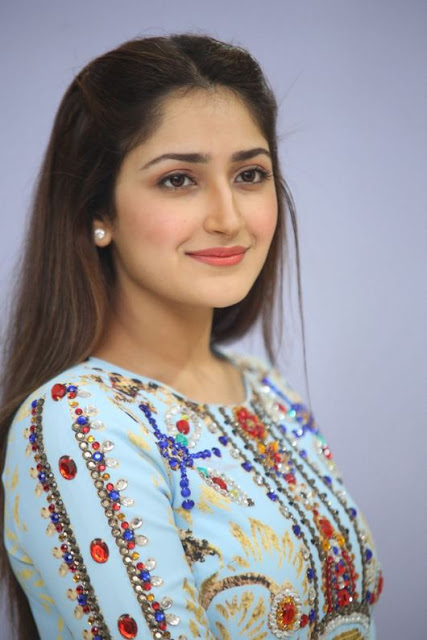 Cute Actress Sayesha Saigal Latest Photos 1