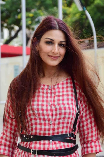 Sonali Bendre Long Hair Photos In Red Top Jeans 26