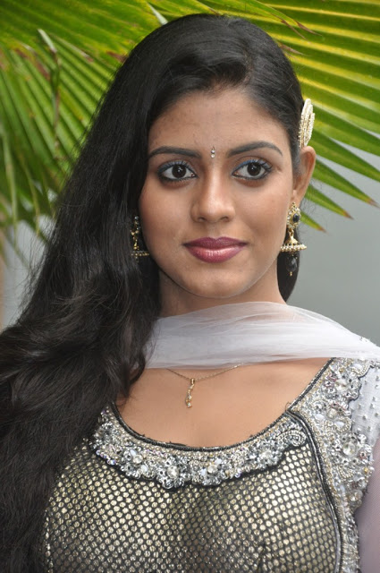 Tamil Actress Iniya Latest New Pics At Shooting Spot 1