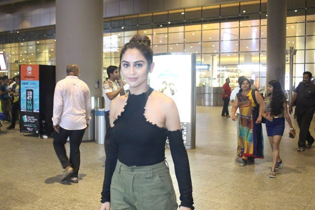 Krystle D'Souza Snapped At Mumbai Airport 50