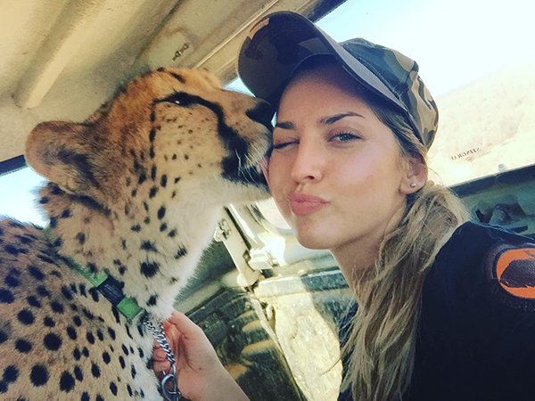 Meet Lisa, the cute wildlife worker who raised a pack of cheetahs (38 Photos & Video) 1