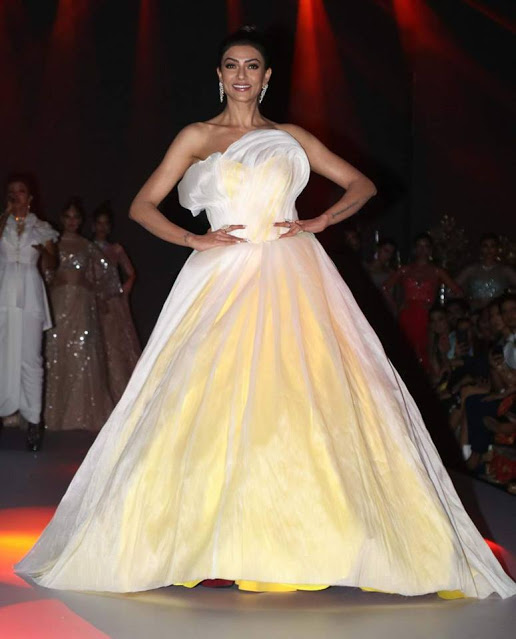 Bollywood Actress Sushmita Sen Is All Dolled Up For a Fashion Show! 4