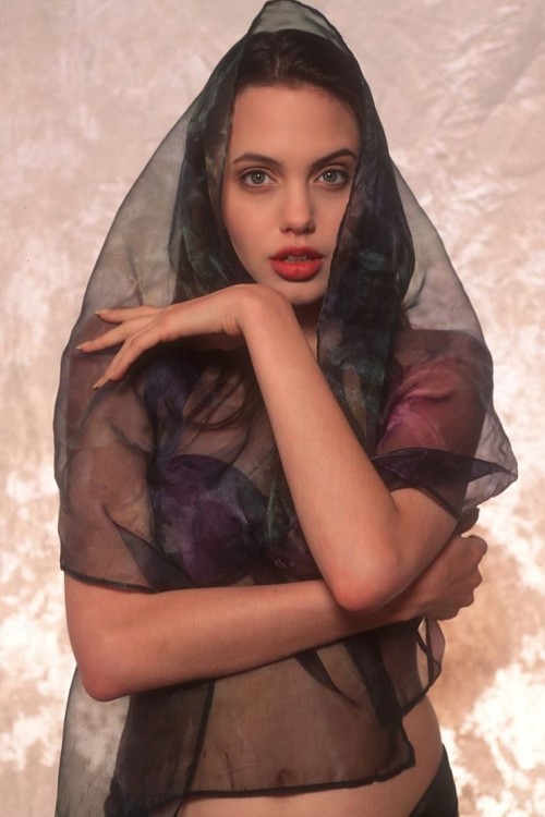 Angelina Jolie 1991 9