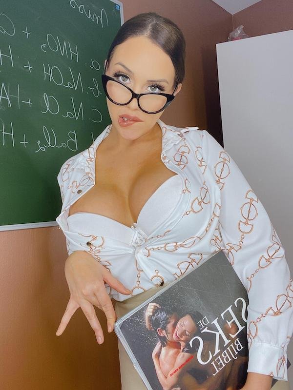 Only Fans Model Esmee Rose Gets Fired As Teacher After Video Goes Viral (18 Photos) 4