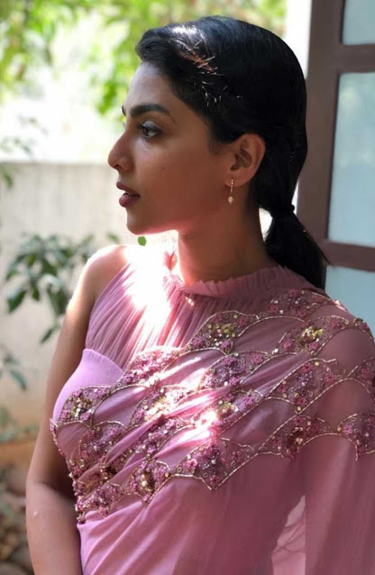 Model Aishwarya Lakshmi in Sleeveless Pink Saree 29