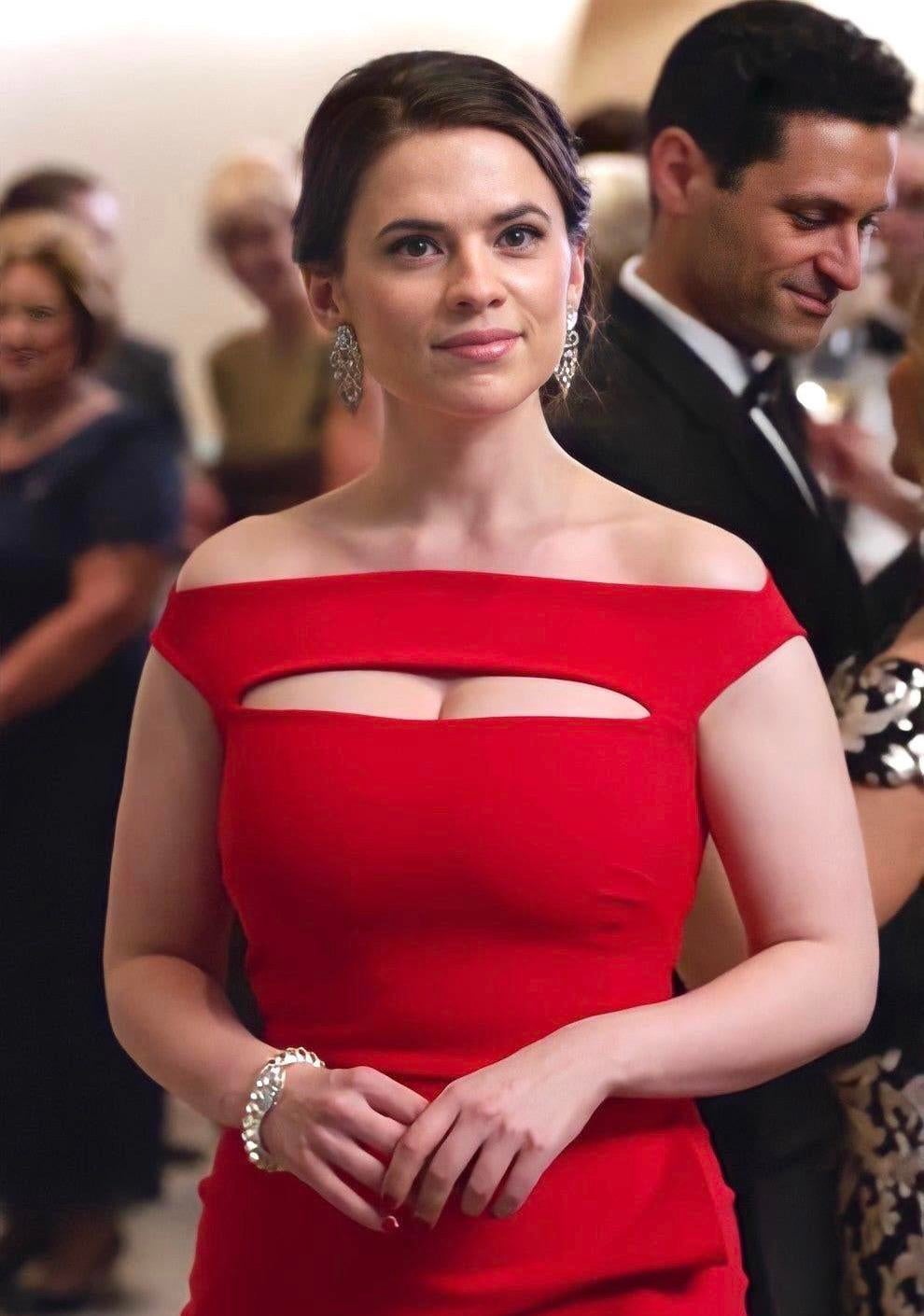 Hayley Atwell looking over the crowd 11