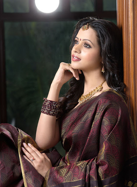 Tamil Actress Bhavana Pics In Saree Looking Cute 6