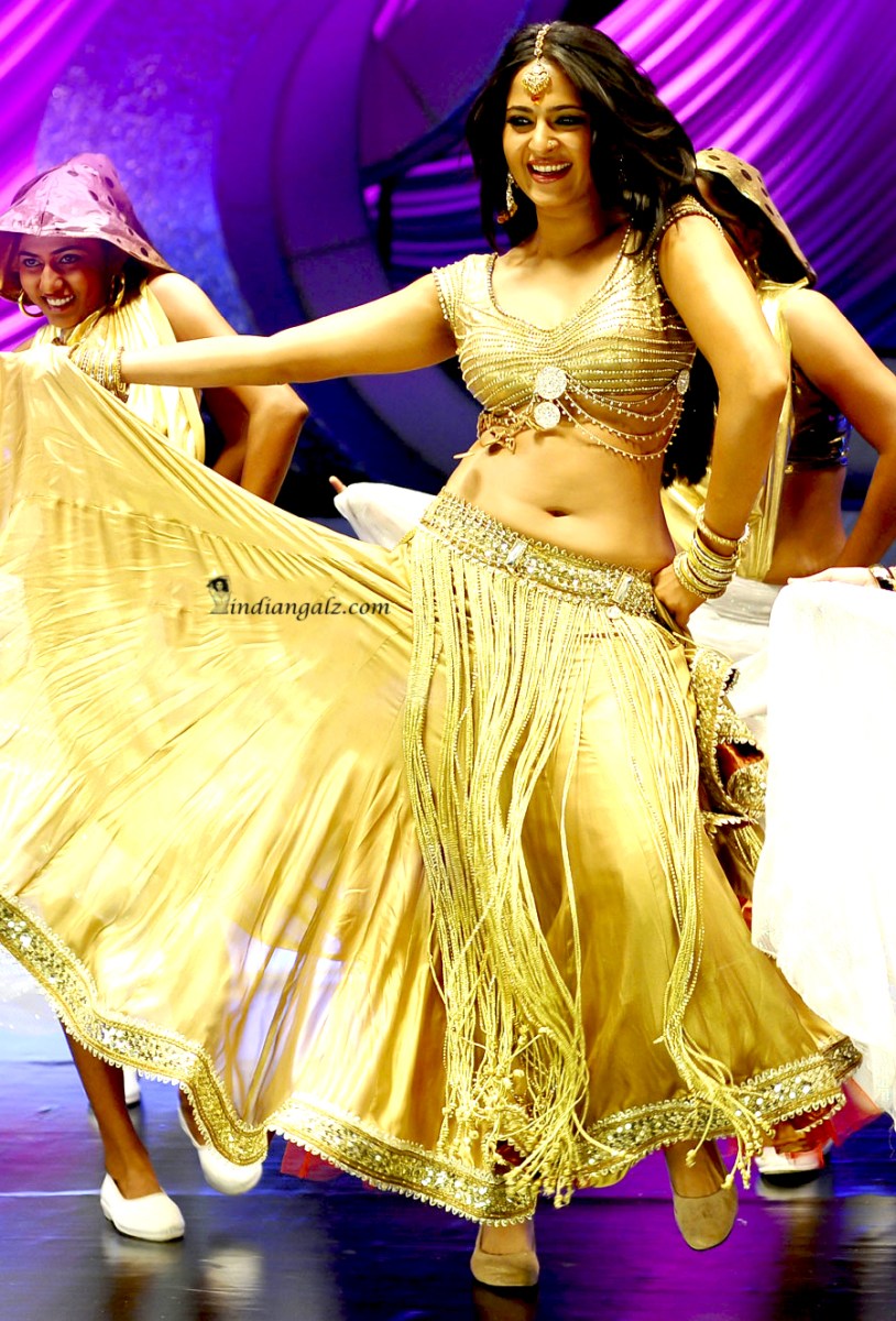 Anushka Shetty – hot navel show in Gold 4