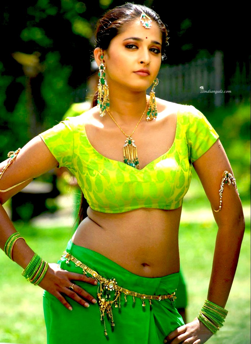 Anushka Shetty – Hot Navel Show 1