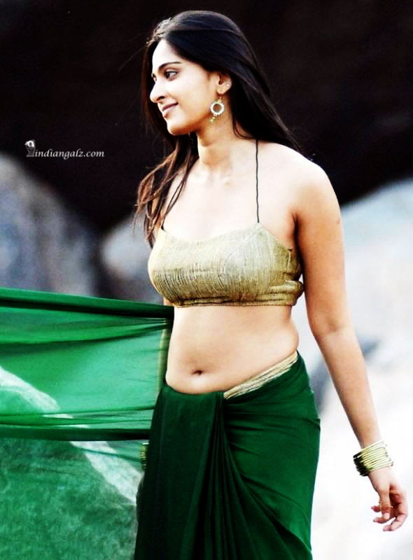 Anushka Shetty – hot hips and navel show in saree 3