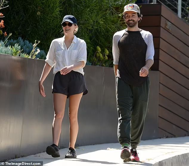 Donning In Shorts Wanda Actress Was Seen With Husband Robbie 3
