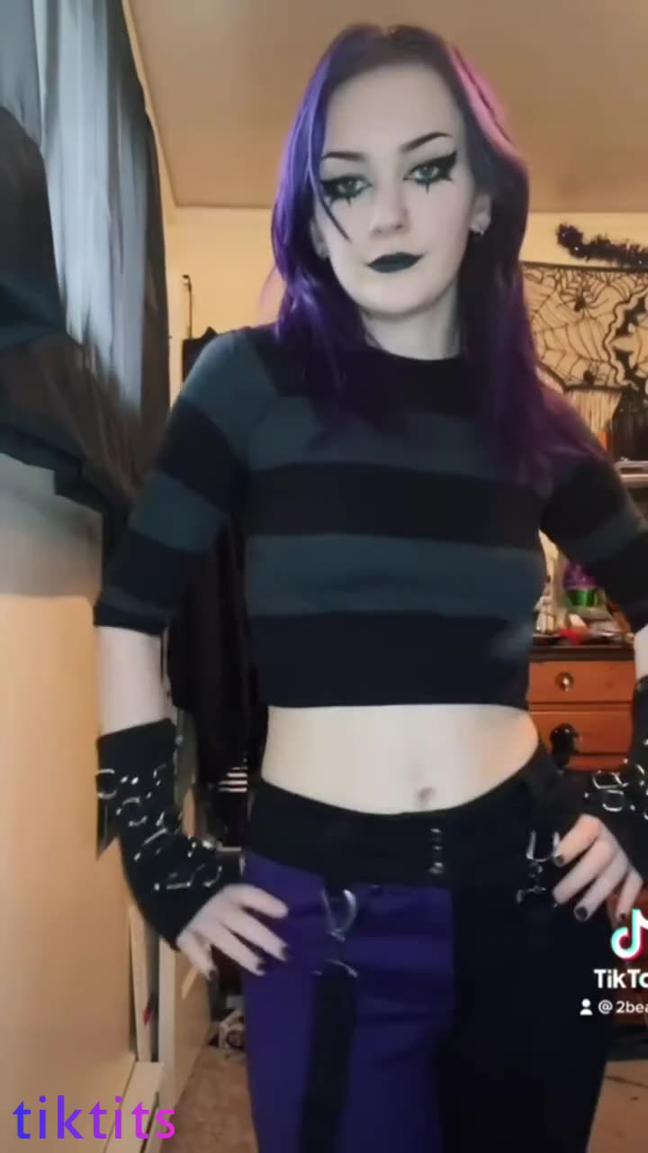 Goth girl arranged a fitting of things before showing her hairy pussy 2